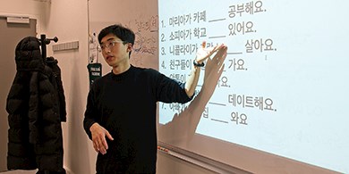 Koreansk sprogundervisning ved FOF Aarhus, underviser Kim Gyubin