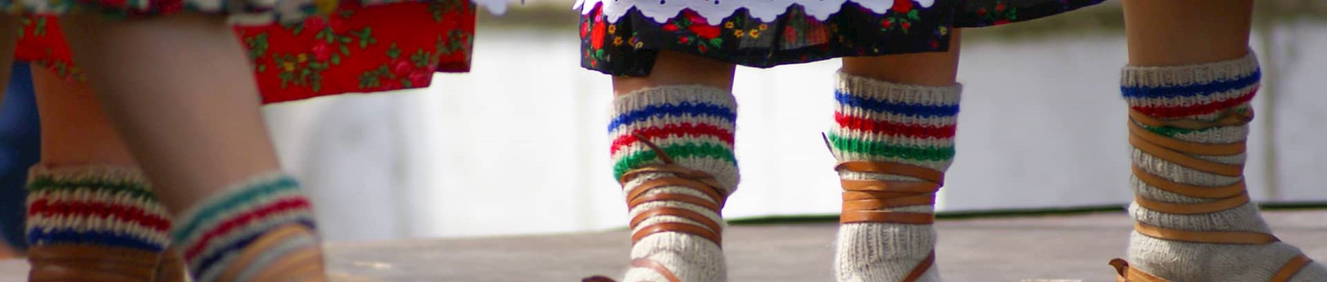 Billede af fødderne af polske folkedansere med uldne striksokker i lædersko