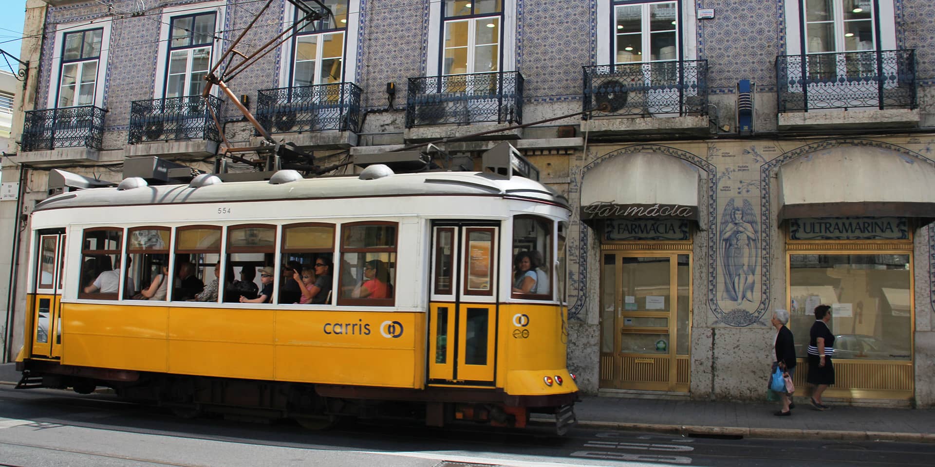 Billede af gul sporvogn i gaden i Portugal