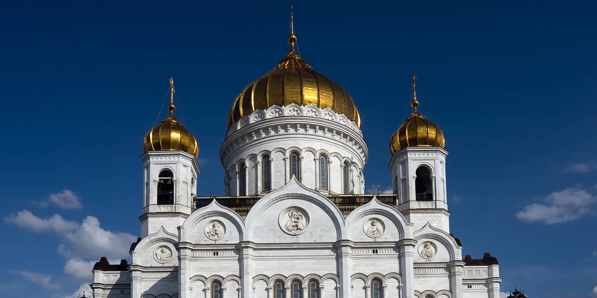Billede af russisk kirke med forgyldt løgkuppeltag