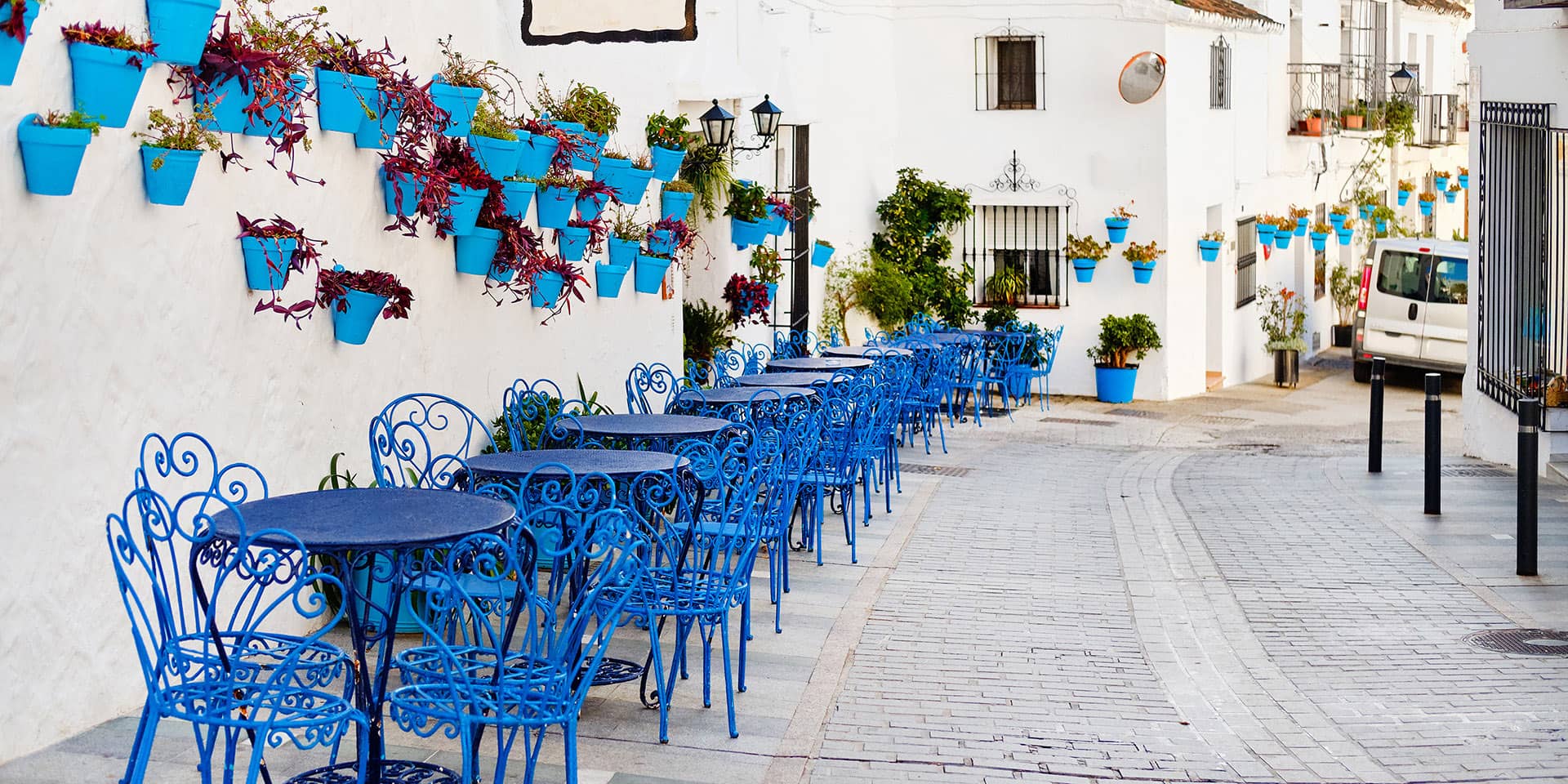 Billede af spansk cafe med blå stole og borde