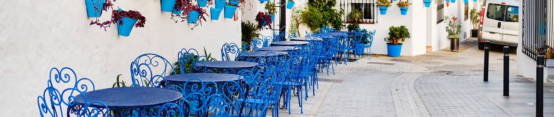 Billede af spansk cafe med blå stole og borde
