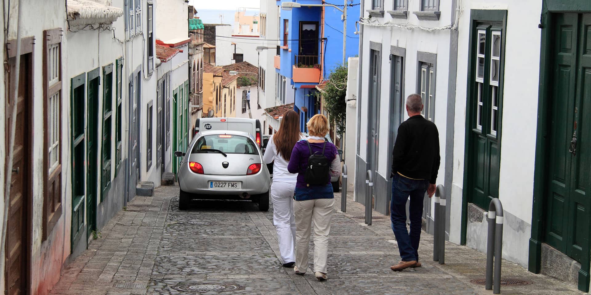 Billede af turister i gade i middelhavsby, Spanien