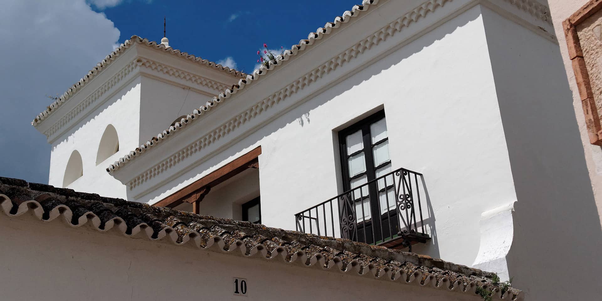 Billede af bygning med balcon i Spanien