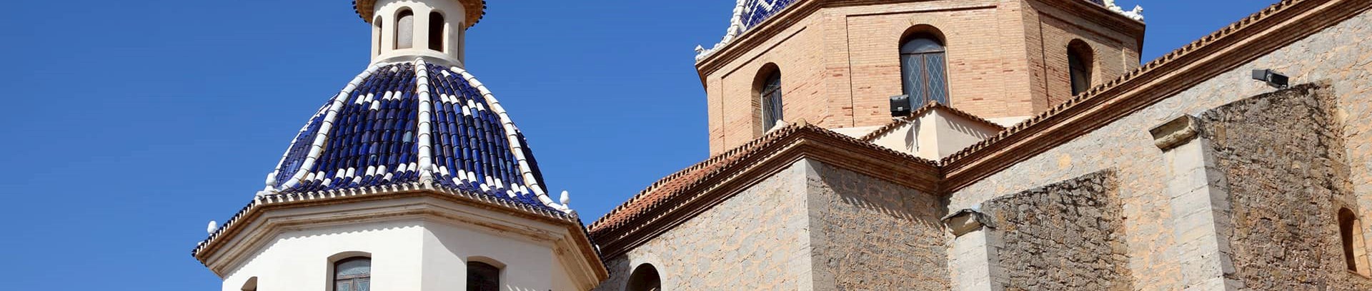 Billede af katedral med kupeltage i Spanien