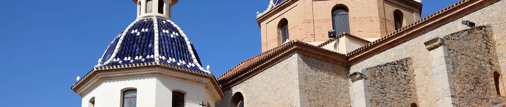 Billede af katedral med kupeltage i Spanien