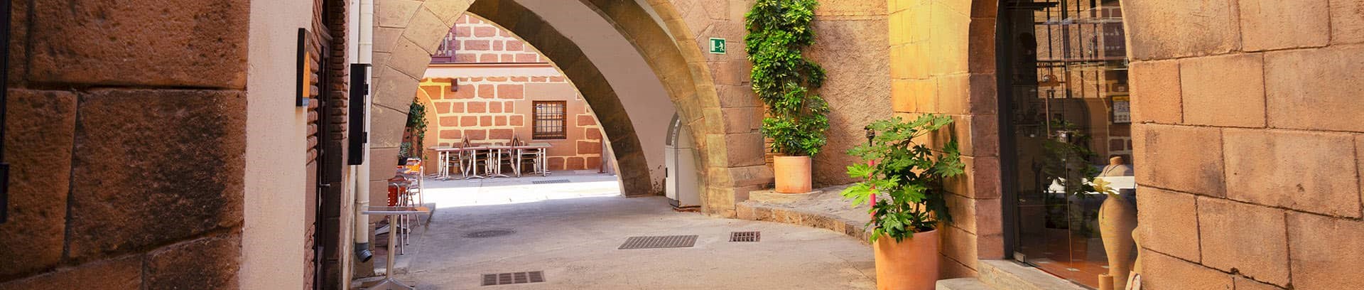 Billede af en smuk passage i en gade i Spanien