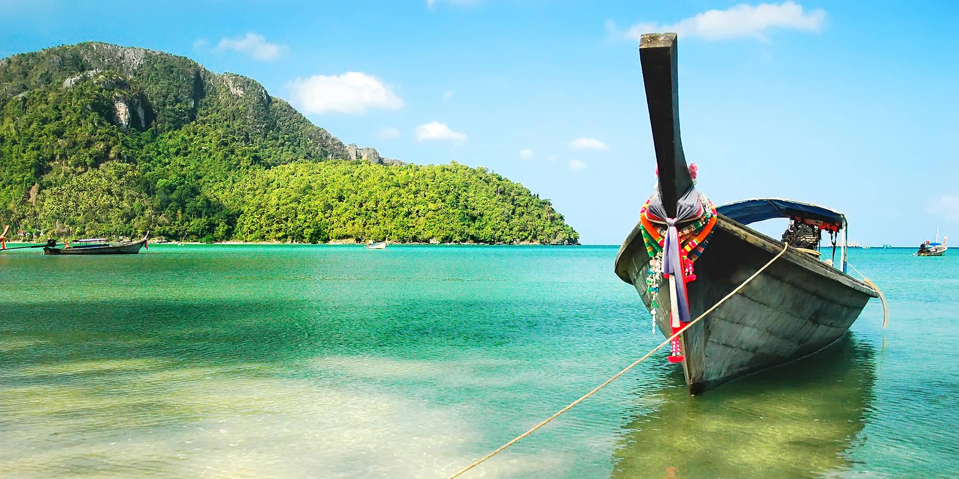 Billede af thailandsk strandbred med båd