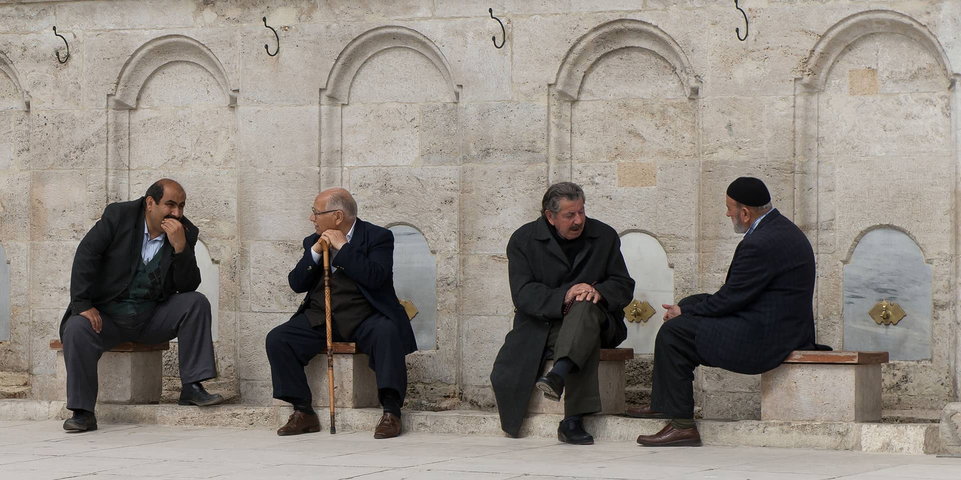 Billede af tyrkiske mænd på en bænk