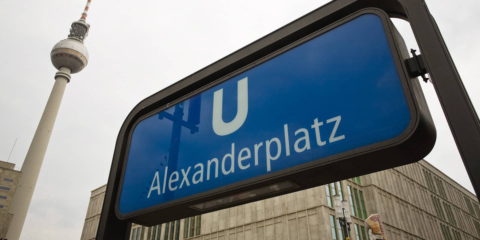 Billede fra U-bahn Alexanderplatz i Berlin med fjernsynstårnet i baggrunden