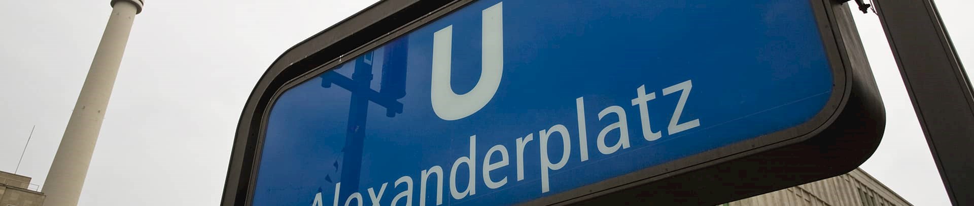Billede fra U-bahn Alexanderplatz i Berlin med fjernsynstårnet i baggrunden
