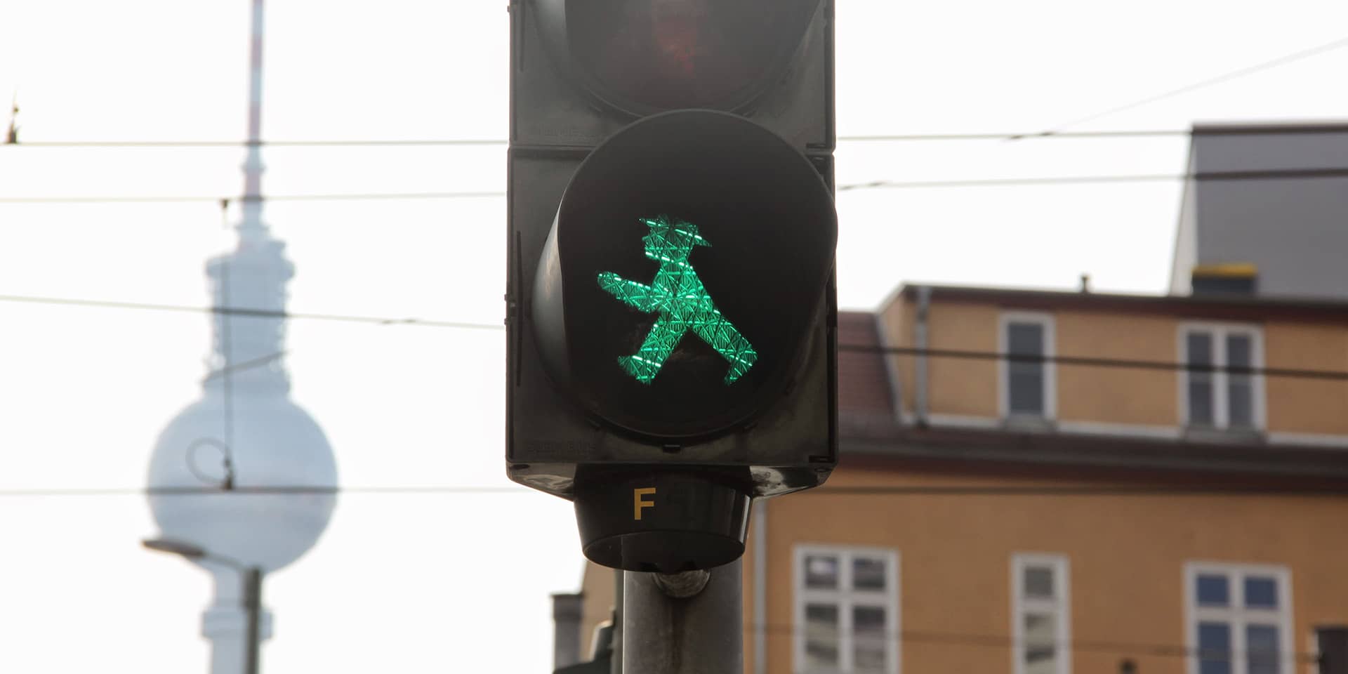 Billede af Ampelmann i Berlin med fjernsynstårnet i baggrunden