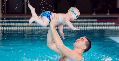 Gå til babysvømning med FOF Djursland