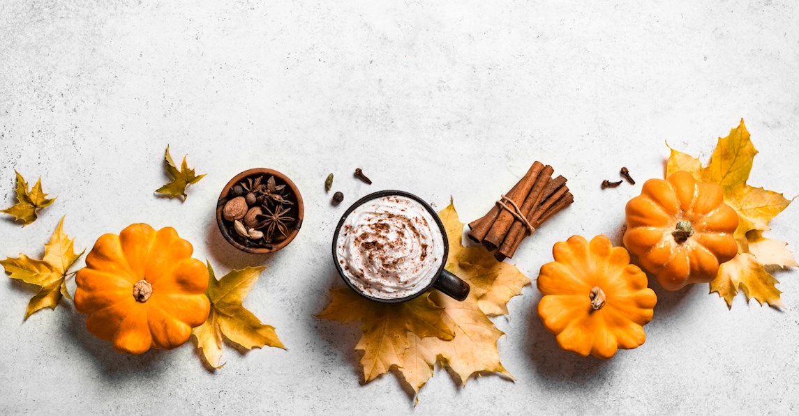 Græskar og kakao, efterårsferie stemning. 