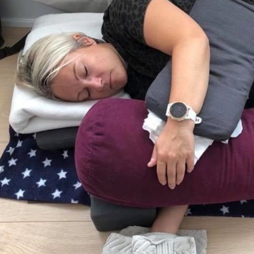Restorativ Yoga Ved Trine Mahnkopf
