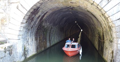 Thomas Veber i en rød sejlbåd igennem en tunnel