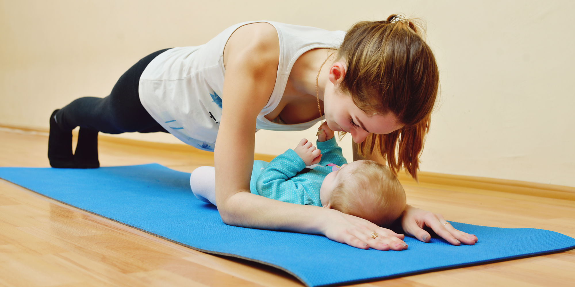 Efterfødselstræning med baby efterfødsel træning mor barn mortræning morfit