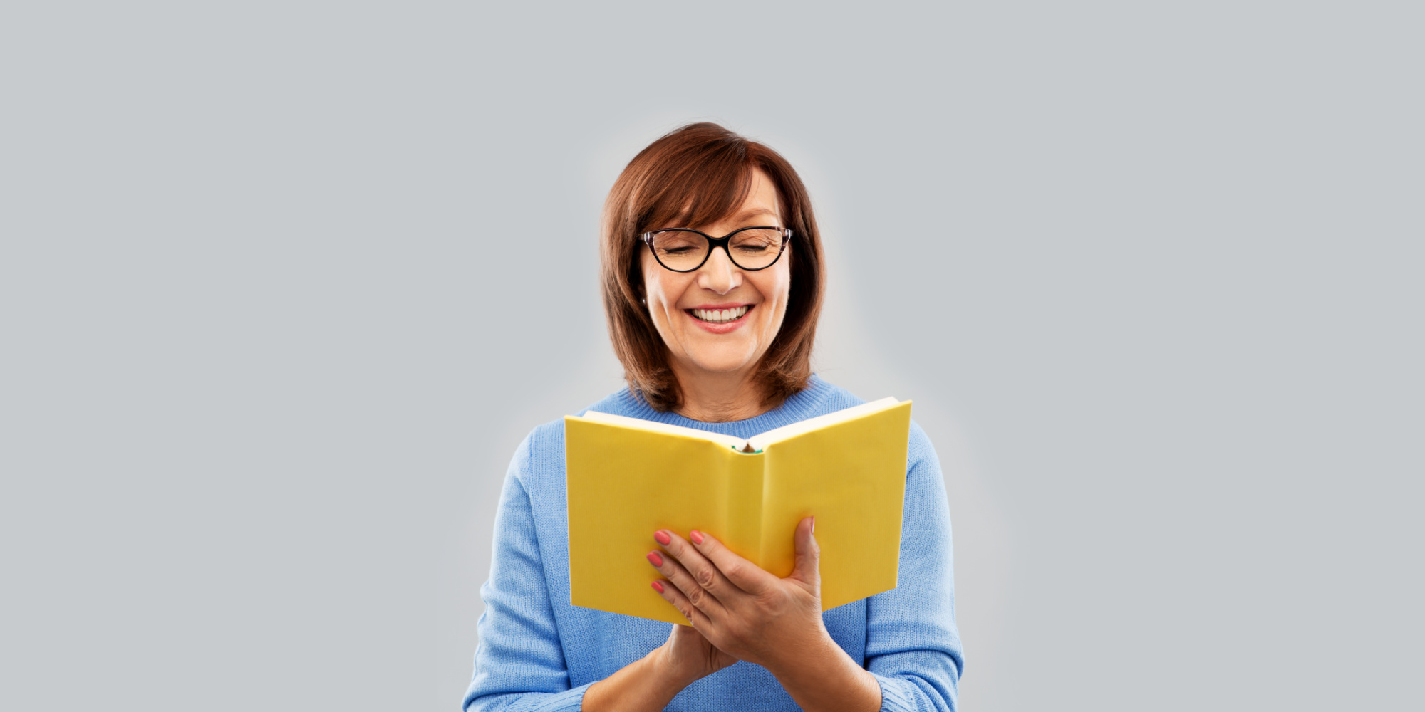 kvinde med gul bog