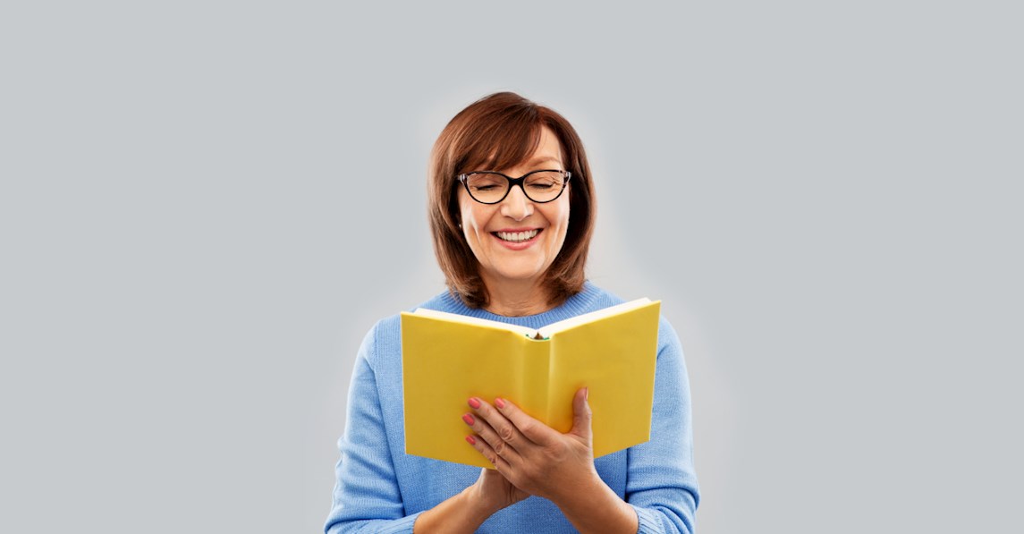 kvinde med gul bog