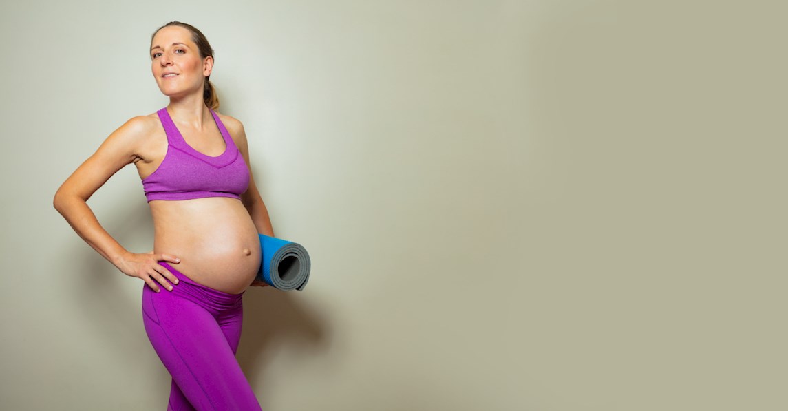 Gravid kvinde dyrker yoga