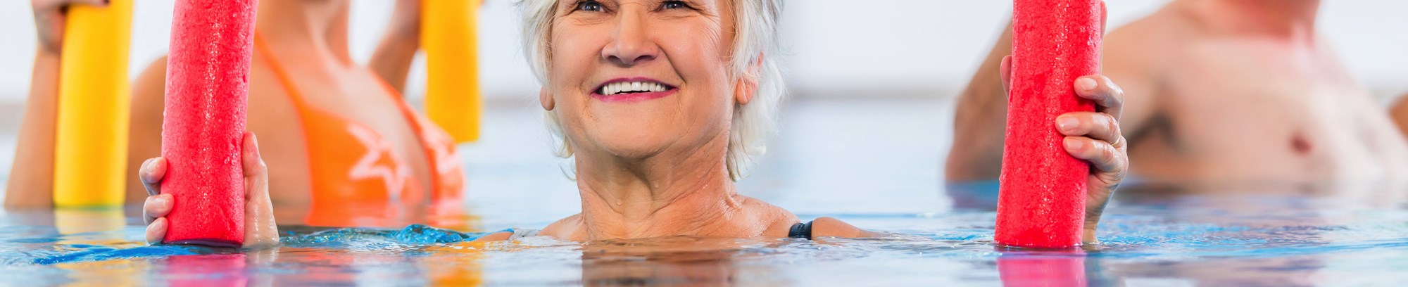 Bassintræning krop bevægelse i vand svømmehal pool holdtræning