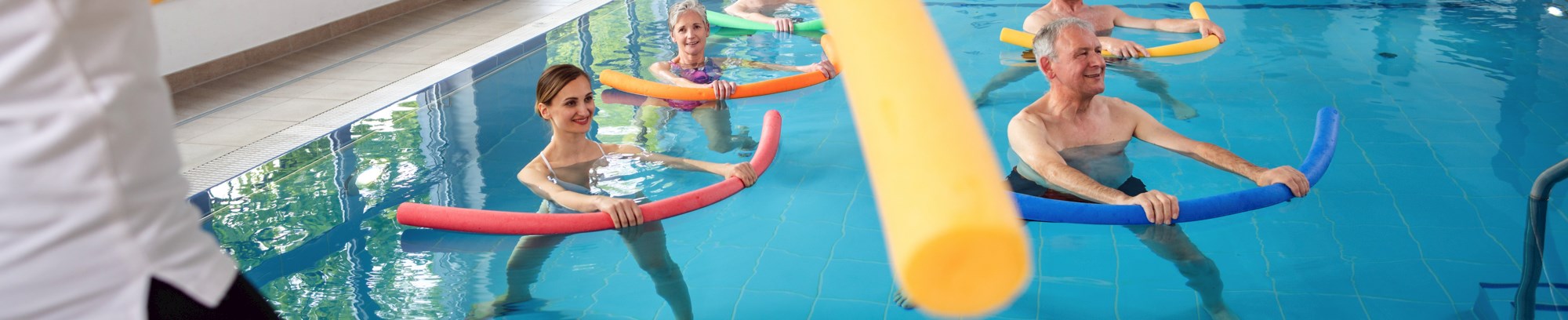 Bassintræning krop bevægelse i vand svømmehal pool holdtræning