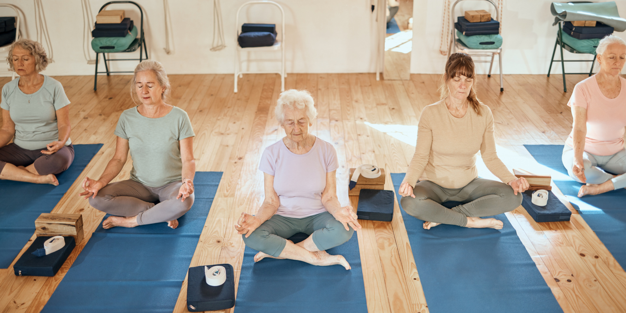 Ældre kvinder til mindful yoga