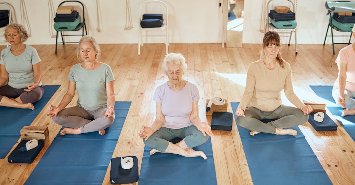 Ældre kvinder til mindful yoga