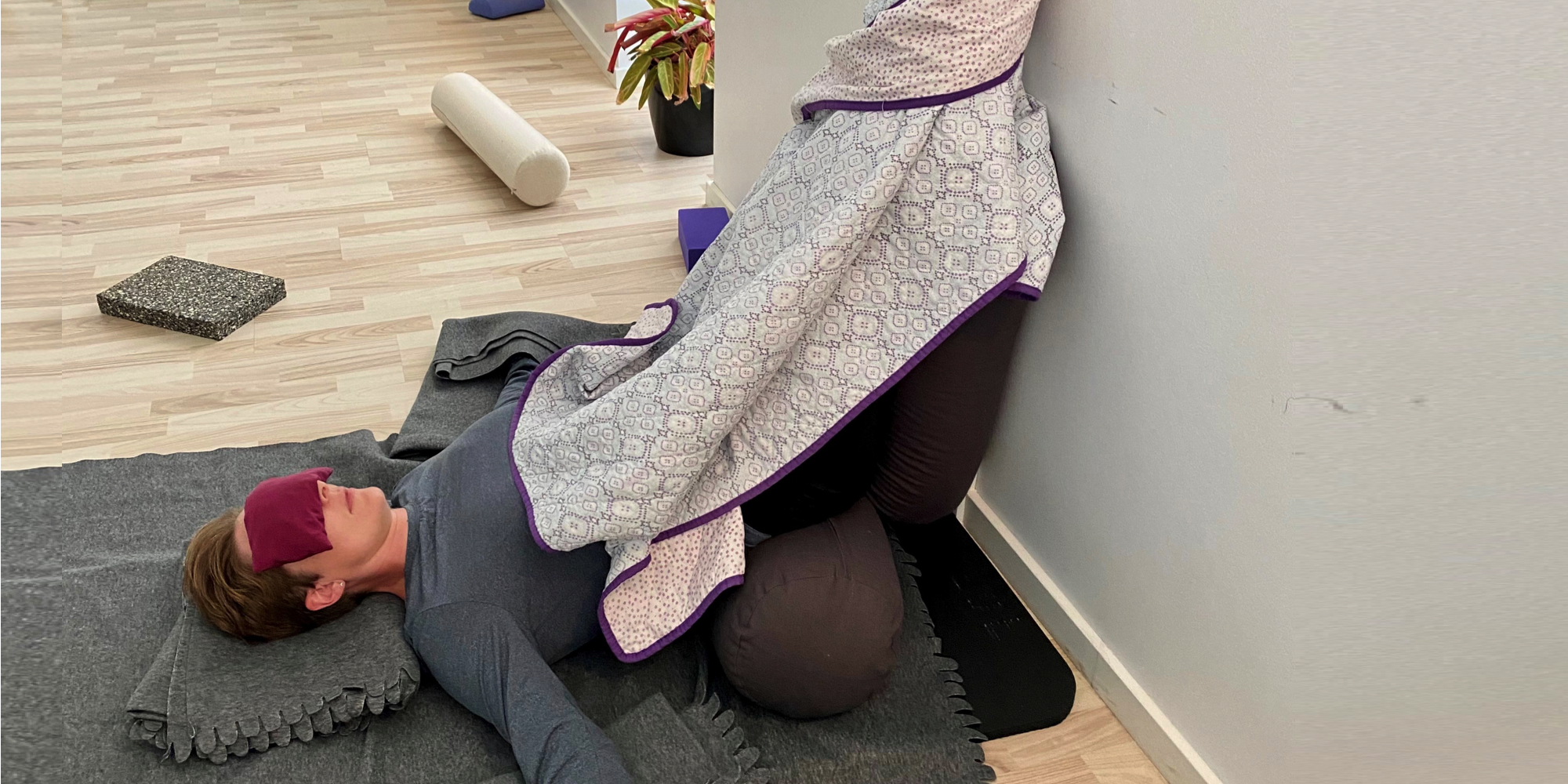 Restorativ yoga i hvile yogastilart afspænding
