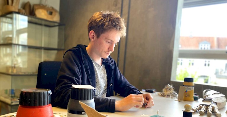 Oliver Jacobsen ved arbejdsbordet