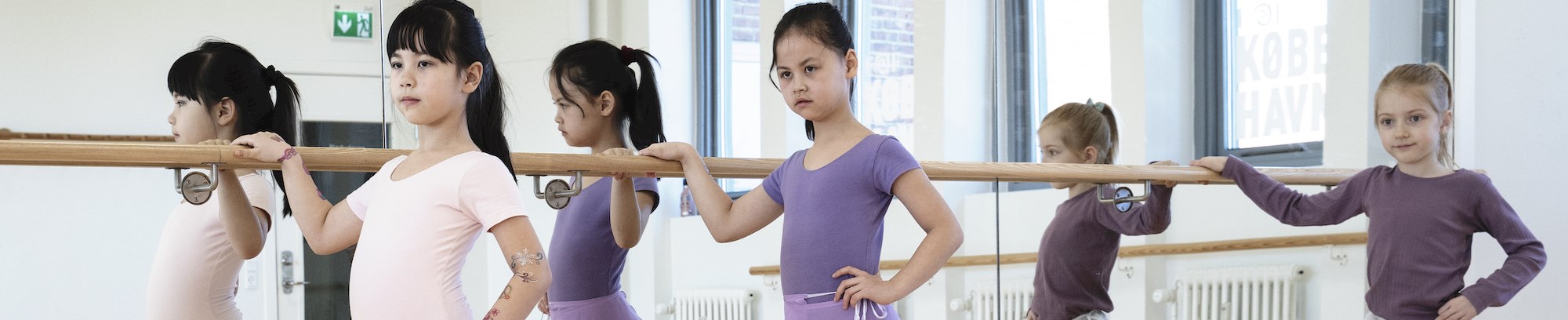 billede af tre piger der træner ballet
