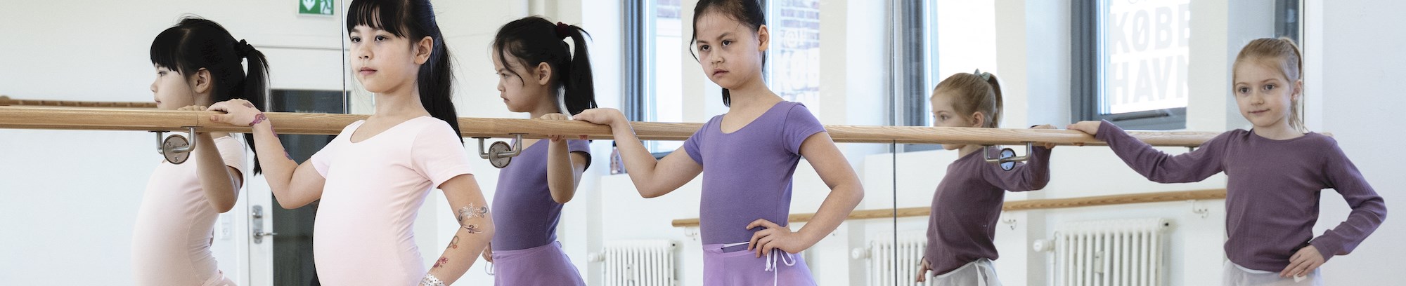 billede af tre piger der træner ballet