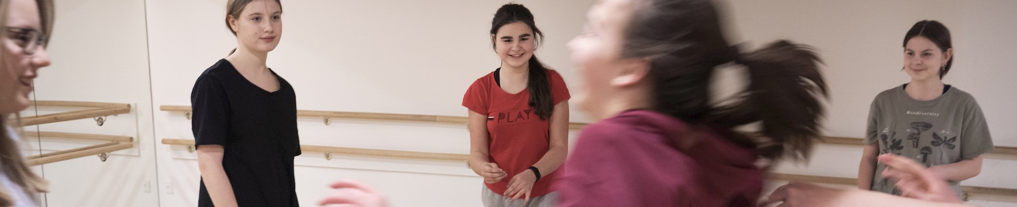foto er teenagere der træner selvforsvar