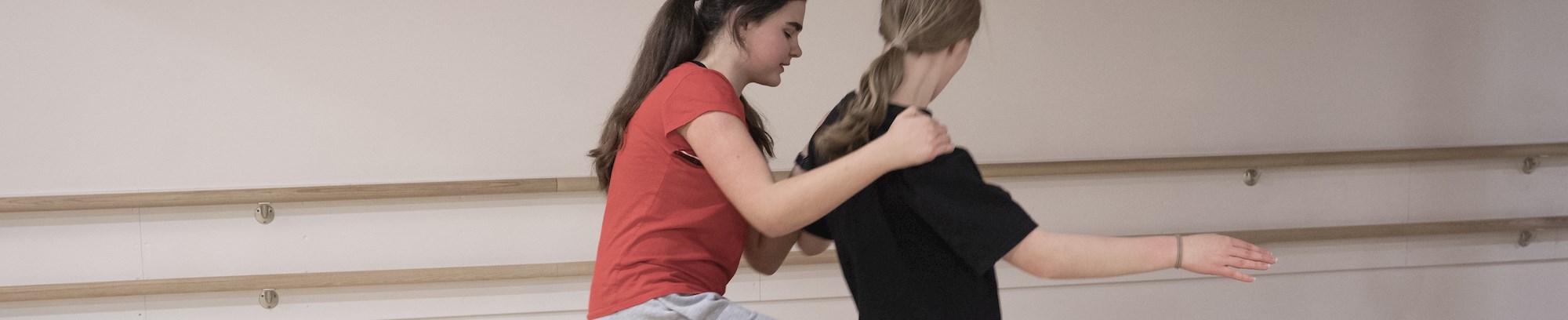 foto er teenagere der træner selvforsvar