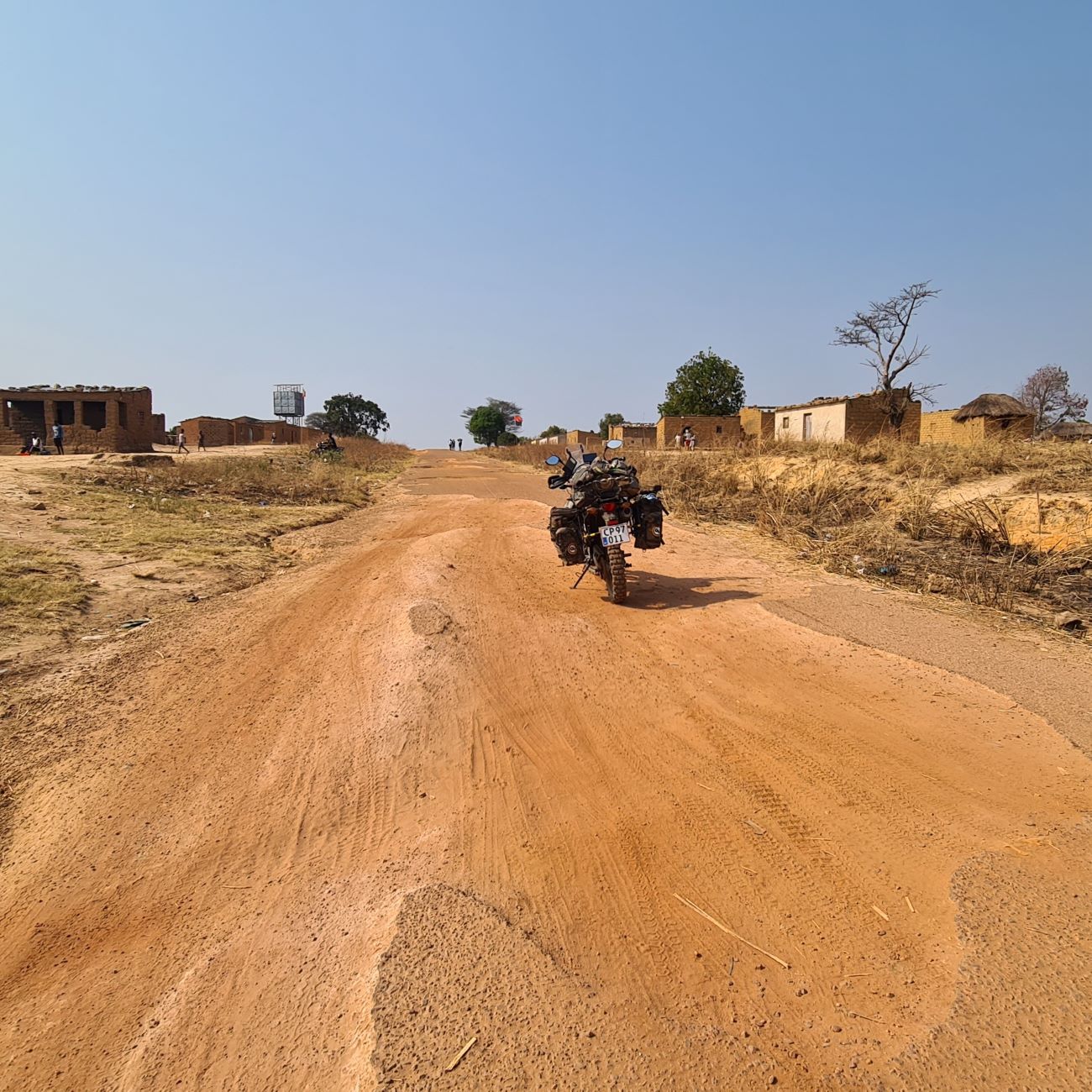 Vej i Angola med motorcykel