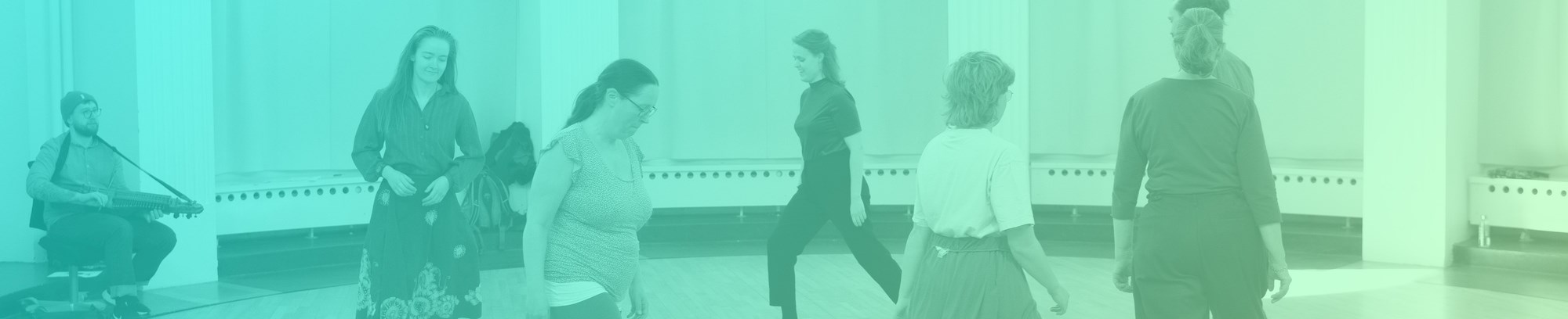 foto er personer der danser folkedans