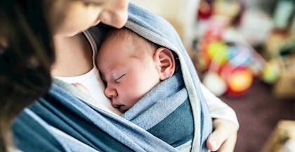 Lær at bære din baby i slynge eller vikle hos FOF København
