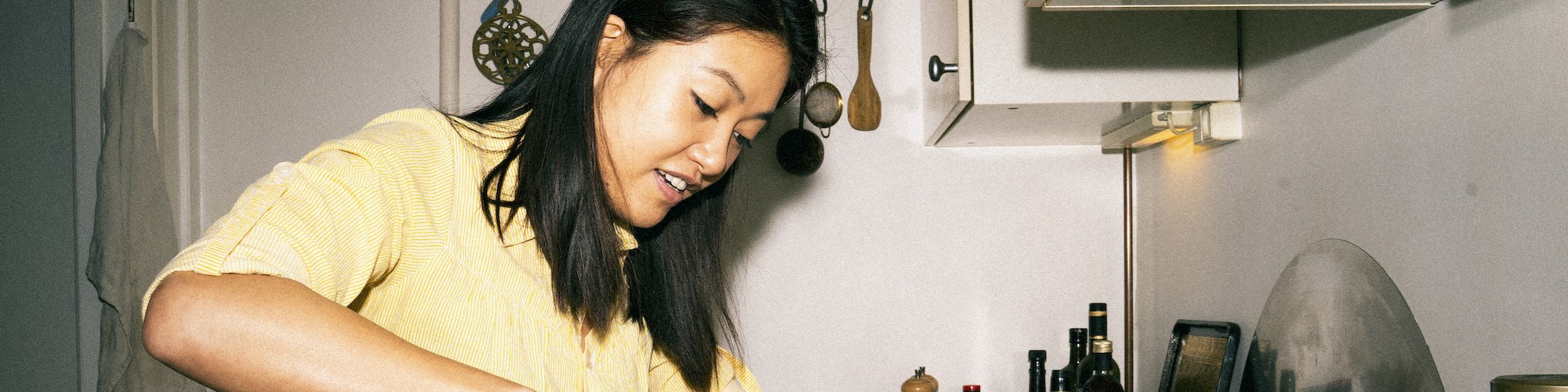 Theresa er igang med at skære en majskylling ud i sit køkken