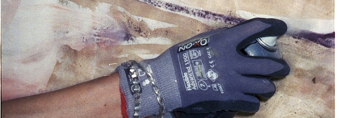 hånd der maler med spraydåse