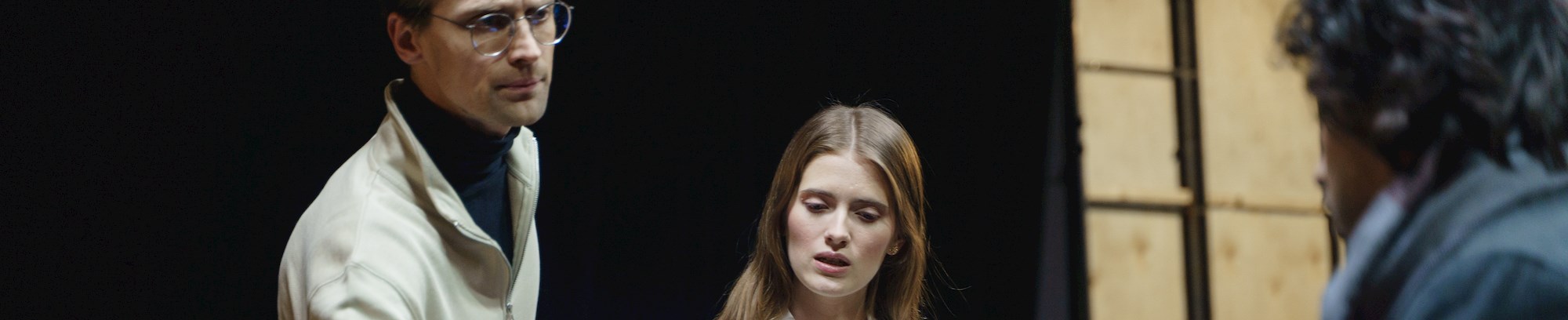 foto af skuespillere der øver replikker