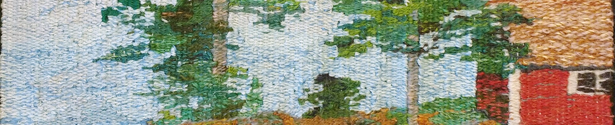 foto af et billedvævet værk der forestiller et lille træhus ved en sø
