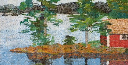 foto af et billedvævet værk der forestiller et lille træhus ved en sø
