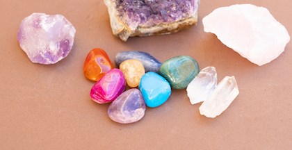 Lav dine egne sten til smykker på kursus i stenslibning hos FOF København