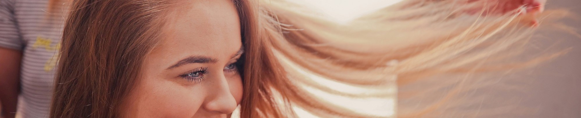 Naturlig makeup og let hårstyling