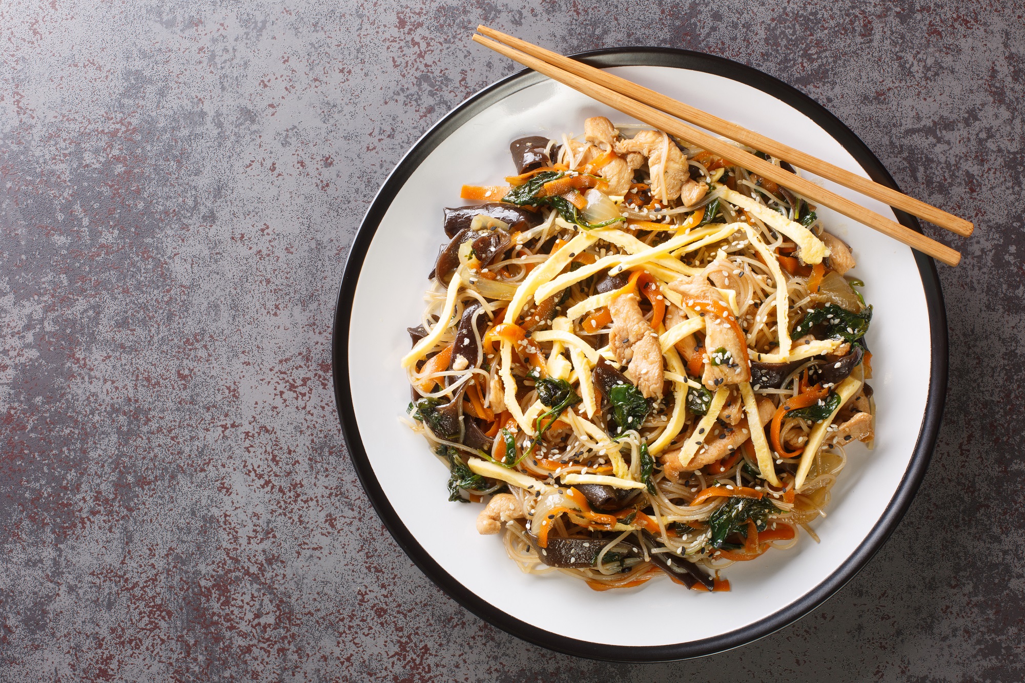 Opskrift på japchae (lun nudelsalat)