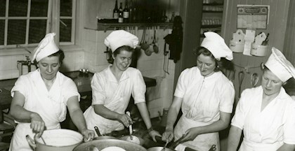 Foto Aage Fredslund Andersen, Den Gamle By, Aarhus Billeder, Aarhus Hallen Køkkenpiger omkring komfuret i køkkenet i Aarhus Hallen, ca 1938-1949