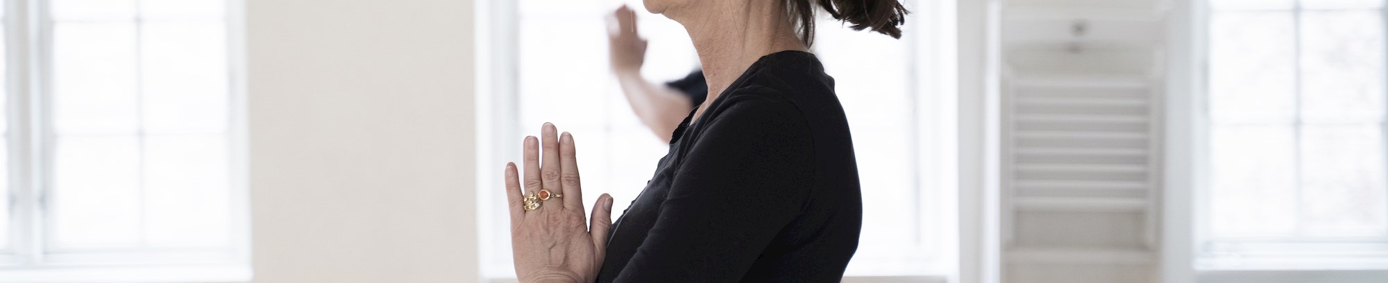 foto af kvinde der dyrker yoga