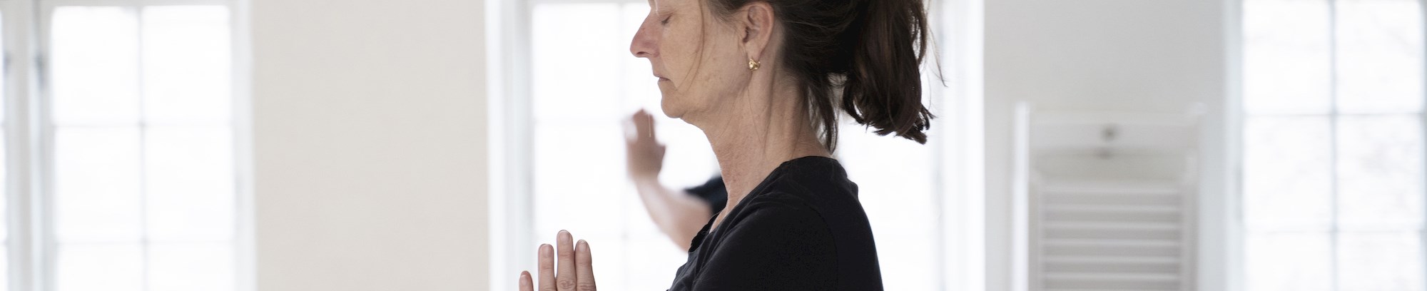 kvinde der dyrker yoga