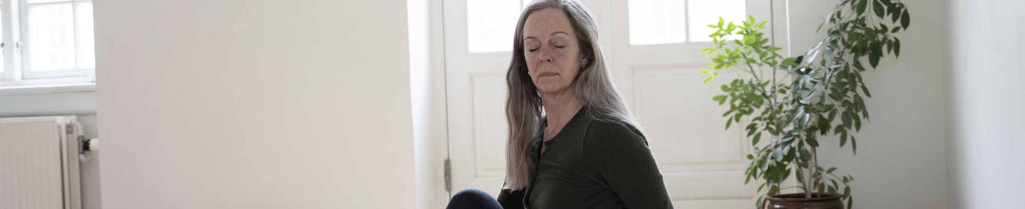 foto af kvinde der dyrker yoga
