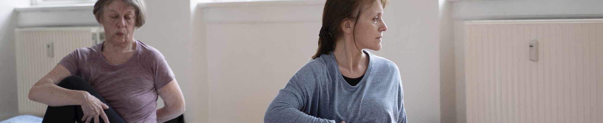 foto af personer der dyrker yoga